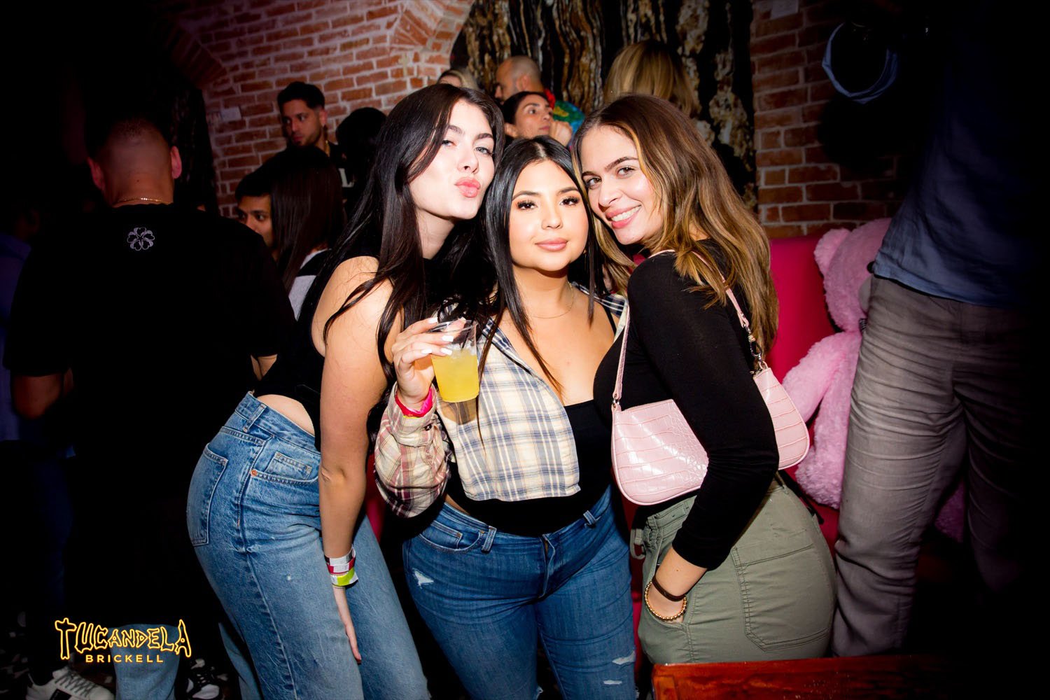 Celebración en Tu Candela Brickell, club latino en Miami
